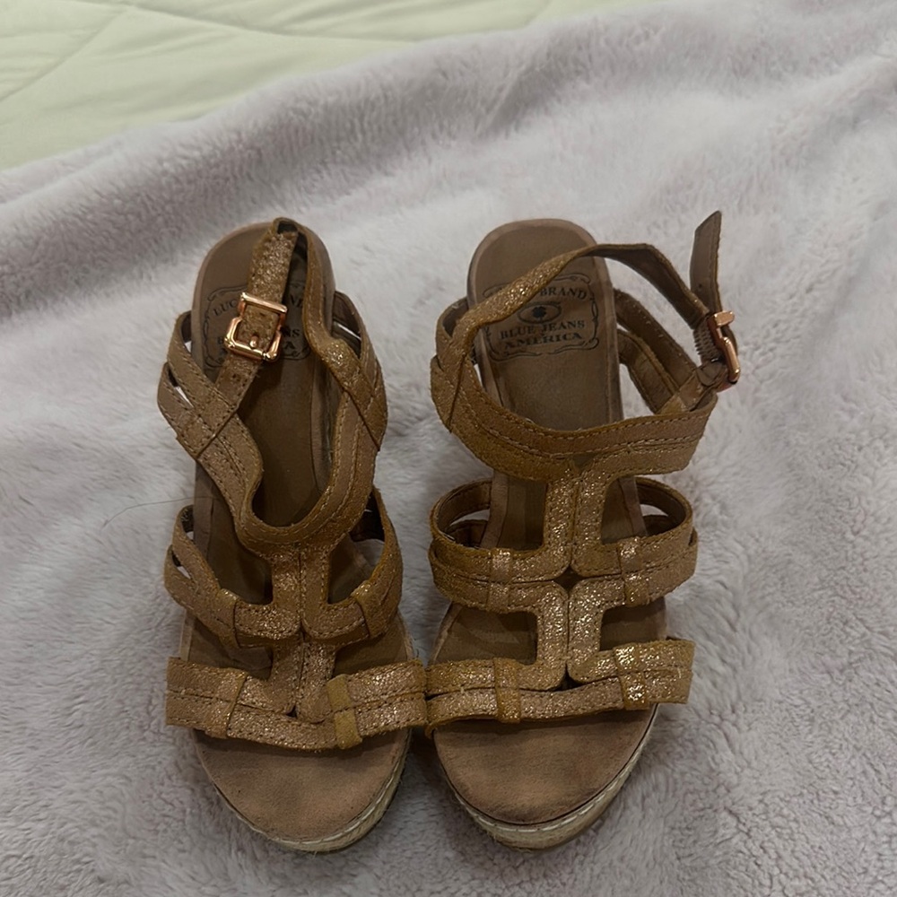 Lucky Brand Women's Tan and Rose Gold Wedge Sandals